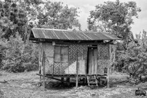 houten krot, barak, keet in Filippijnen in zwart en wit foto