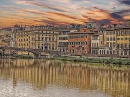 Ponte vecchio brug arno rivier- Florence Bij zonsondergang visie foto