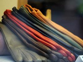 veel verschillend kleuren leer handschoenen foto