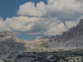 monteren piana dolomieten bergen eerste wereld oorlog paden loopgraaf schuttersputje foto