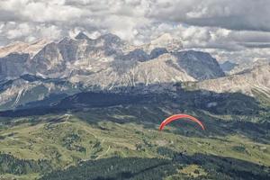 paragliden vliegend Aan dolomieten panorama foto