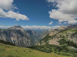 monteren piana dolomieten bergen eerste wereld oorlog paden loopgraaf schuttersputje foto