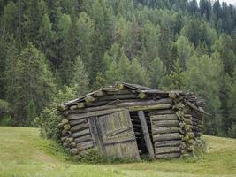 verlaten houten hut in dolomieten foto