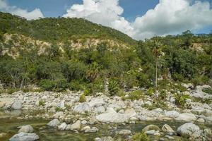 rivier- kreek wit stenen in san dionisio in Sierra de la laguna baja Californië sur Mexico foto