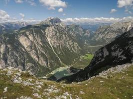 ww1 loopgraven Bij monte piana 2.324 meter hoog berg in sextenaar dolomiten bergen Aan grens naar Italië en Oostenrijk. foto