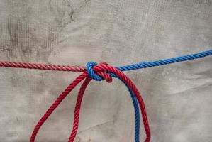 rood en blauw touw Aan een wit achtergrond foto