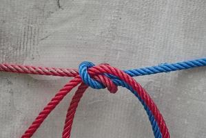 rood en blauw touw Aan een wit achtergrond foto