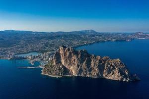 ifach rots in Calpe toevlucht dorp. Spanje foto
