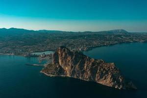 ifach rots in Calpe toevlucht dorp. Spanje foto