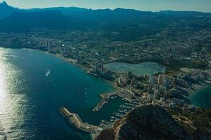 ifach rots in Calpe toevlucht dorp. Spanje foto