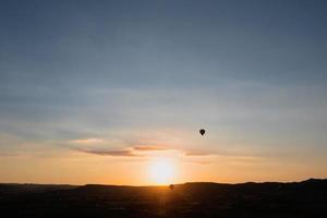 heet lucht ballon in zonsondergang foto