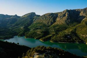 meer guadalest in bergen, costa blanca foto