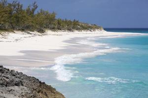 voor de helft maan cay eiland turkoois kleur golven foto