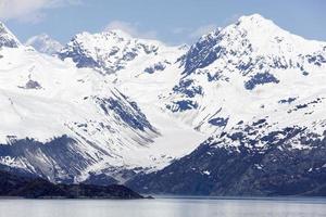 gletsjer baai nationaal park hoog besneeuwd bergen foto