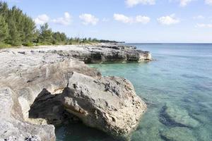 groots Bahama eiland rotsen en een kustlijn foto