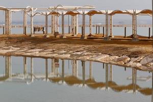 strand Aan de dood zee in zuidelijk Israël. foto