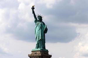 nieuw york Verenigde Staten van Amerika 04 09 2022 standbeeld van vrijheid gelegen in bovenste nieuw york baai. foto