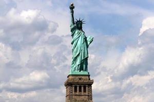 nieuw york Verenigde Staten van Amerika 04 09 2022 standbeeld van vrijheid gelegen in bovenste nieuw york baai. foto