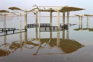 strand Aan de dood zee in zuidelijk Israël. foto