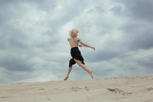 elegant kaal vrouw jumping Aan strand toneel- fotografie foto