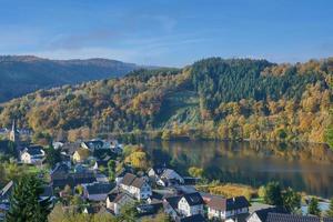 dorp van einruhr, rursee reservoir, de Eifel, Duitsland foto