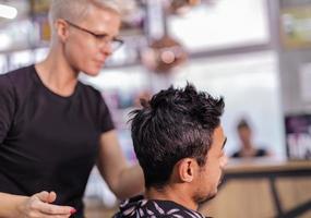 professioneel kapper is snijdend Mannen haar- in schoonheid salon. foto