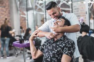 knap Arabisch Mens is krijgen geschoren door kapper Bij de kapperszaak foto