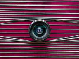 een een oog camera lens tegen een Purper achtergrond foto