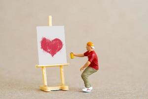 artiest Holding dispenser en sproeien met rood hart vormen, Valentijn dag concept foto