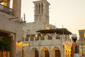 dubai, vae, 2022- toerist staan in beroemd oud Dubai kreek mijlpaal door oud historisch gebouwen foto