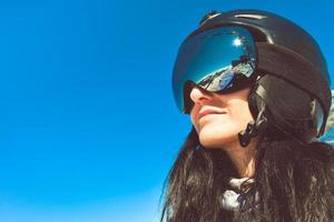 dichtbij omhoog skiërs vrouw persoon stofbril met bergen panorama reflectie. ski vakantie in Kaukasus bergen foto