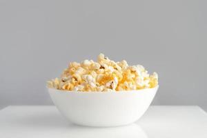 smakelijk kaas popcorn in kom geïsoleerd Aan wit achtergrond dichtbij omhoog foto