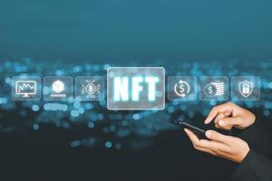 nft token digitaal crypto kunst blockchain technologie concept, persoon hand- gebruik makend van slim telefoon met nft icoon Aan virtueel scherm. foto