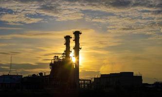 silhouet van gas- turbine macht fabriek Bij zonsondergang welke creëren verontreiniging en globaal opwarming oorzaak ozon laag uitputting voor elektriciteit en energie concept foto