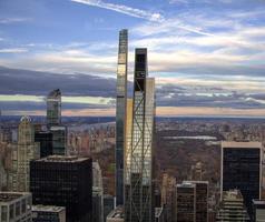 modern wolkenkrabbers met uitzicht centraal park in nieuw york stad Bij schemer foto