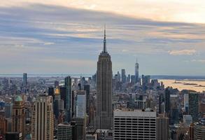 nieuw york stad horizon met visie van rijk staat gebouw Bij zonsondergang foto