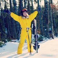 ski, sneeuw en zon - resting vrouw skiër in winter toevlucht foto
