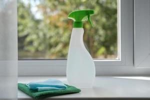 schoonmaak middel en doekjes voor het wassen ramen Aan de vensterbank. algemeen schoonmaak concept foto