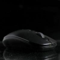 zwart computer muis Aan zwart achtergrond foto