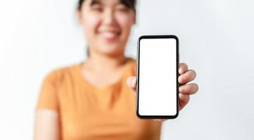 vrouw hand- Holding blanco leeg wit scherm slim telefoon. foto