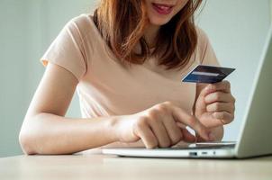 Aziatisch Dames zijn gelukkig naar gebruik credit kaarten voor online winkelen. betaling online naar te ontvangen beloning points en speciaal promoties. foto