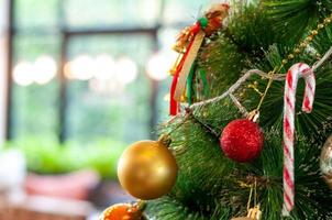 de Kerstmis boom en Kerstmis decoraties met een sprankelend vervagen gloed achter het. gelukkig nieuw jaar en winter vakantie Kerstmis kaarten tonen foto