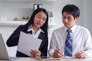 bedrijf Dames zijn geven uitleg en zijn adviseurs voor nieuw medewerkers. in investeren en werken naar bereiken maximaal succes. foto