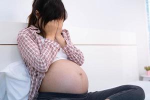 zwanger Dames lijden van depressie. de vrouw was teleurgesteld en verdrietig. foto