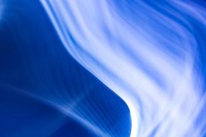 abstract golven en rimpelingen. terug in blauw en wit. foto