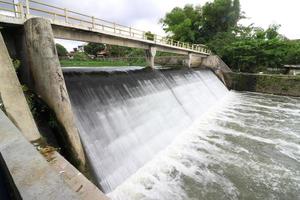 watervallen in lepen dammen foto