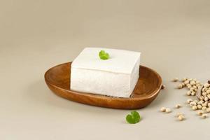 tahu Sutra, plein Chinese wit zijde tofu Aan woden bord, foto