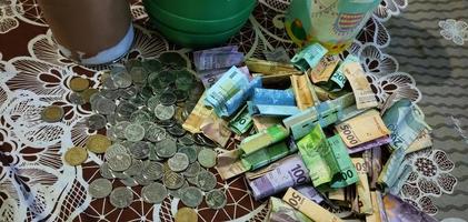 divers soorten van Indonesisch roepia denominaties in de het formulier van bankbiljetten en munten van verschillend kleuren en denominaties foto