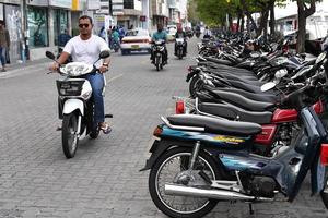 mannelijk, Maldiven - maart, 4 2017 - zwaar verkeer in de straat voordat avond bidden tijd foto