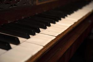 oud piano toetsenbord detail dichtbij omhoog foto